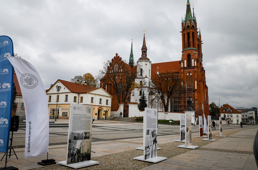Otwarcie wystawy plenerowej pt. „Kres epoki stalinowskiej. Październik ’56” w 70. rocznicę wydarzeń Polskiego Października – 22 października 2026, fot. Paula Prudziłowicz (IPN)