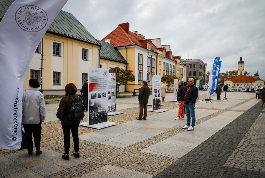 Otwarcie wystawy plenerowej pt. „Kres epoki stalinowskiej. Październik ’56” w 70. rocznicę wydarzeń Polskiego Października – 22 października 2026, fot. Paula Prudziłowicz (IPN)
