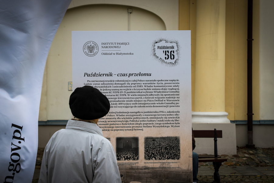 Otwarcie wystawy plenerowej pt. „Kres epoki stalinowskiej. Październik ’56” w 70. rocznicę wydarzeń Polskiego Października – 22 października 2026, fot. Paula Prudziłowicz (IPN)