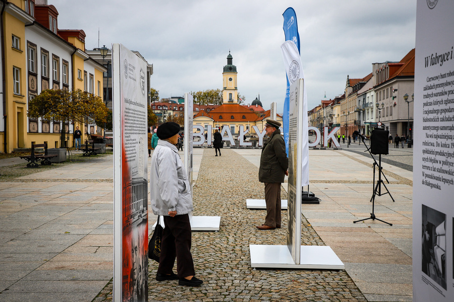 Otwarcie wystawy plenerowej pt. „Kres epoki stalinowskiej. Październik ’56” w 70. rocznicę wydarzeń Polskiego Października – 22 października 2026, fot. Paula Prudziłowicz (IPN)
