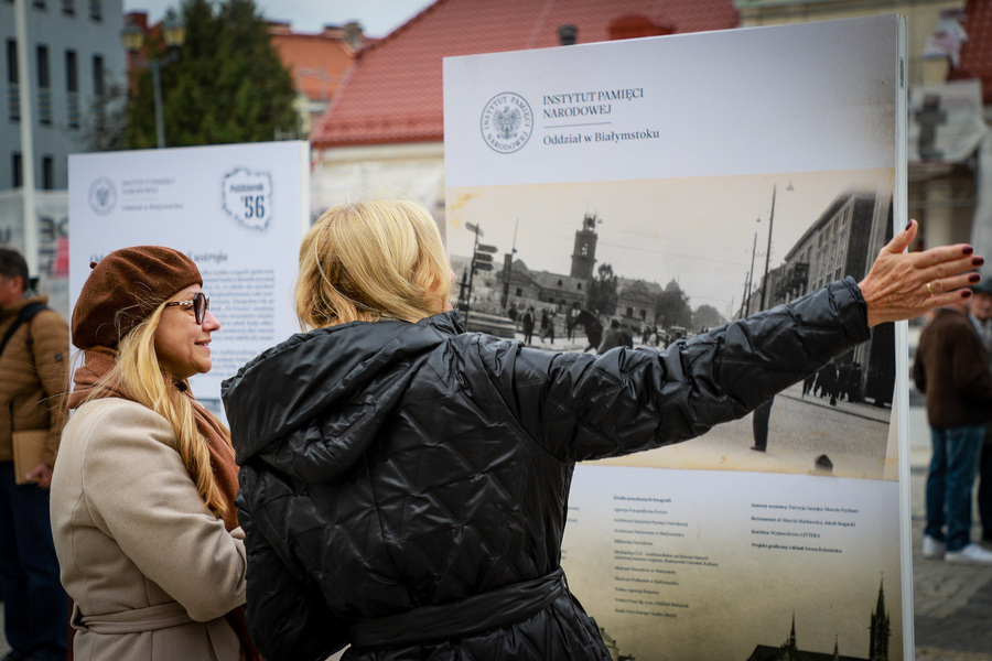 Otwarcie wystawy plenerowej pt. „Kres epoki stalinowskiej. Październik ’56” w 70. rocznicę wydarzeń Polskiego Października – 22 października 2026, fot. Paula Prudziłowicz (IPN)