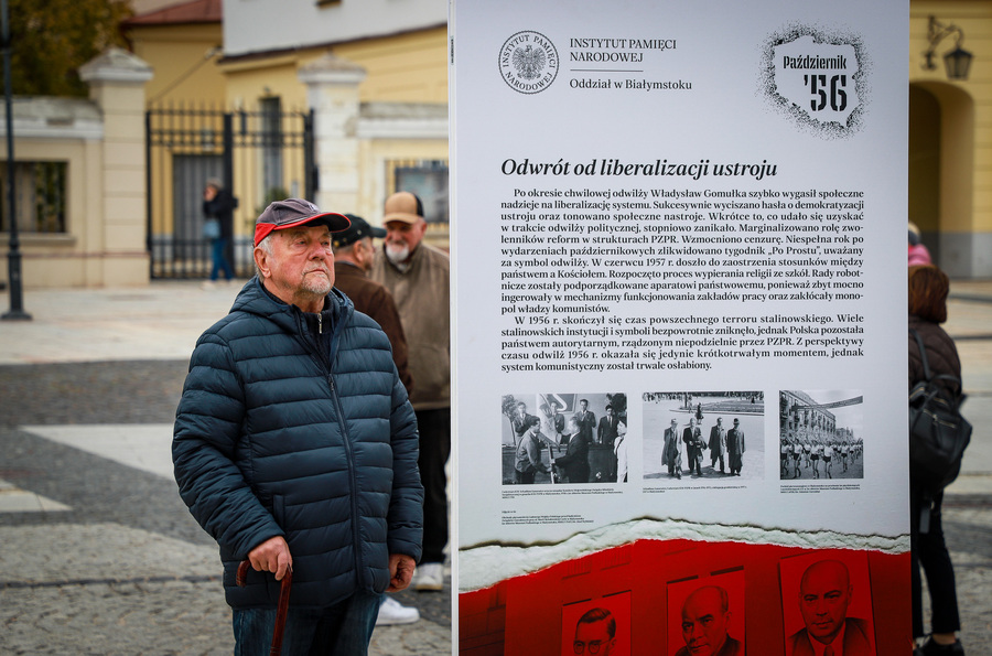 Otwarcie wystawy plenerowej pt. „Kres epoki stalinowskiej. Październik ’56” w 70. rocznicę wydarzeń Polskiego Października – 22 października 2026, fot. Paula Prudziłowicz (IPN)