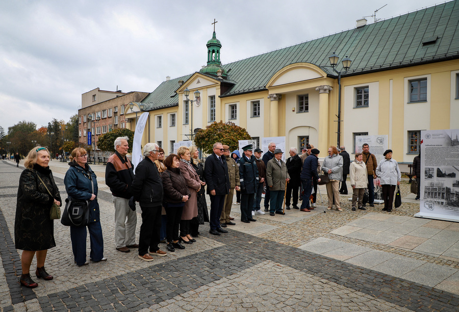 Otwarcie wystawy plenerowej pt. „Kres epoki stalinowskiej. Październik ’56” w 70. rocznicę wydarzeń Polskiego Października – 22 października 2026, fot. Paula Prudziłowicz (IPN)