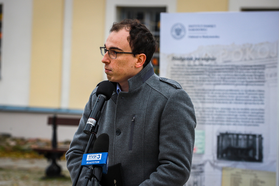 Otwarcie wystawy plenerowej pt. „Kres epoki stalinowskiej. Październik ’56” w 70. rocznicę wydarzeń Polskiego Października – 22 października 2026, fot. Paula Prudziłowicz (IPN)