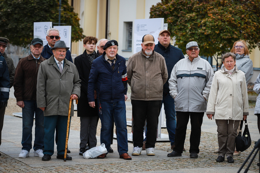 Otwarcie wystawy plenerowej pt. „Kres epoki stalinowskiej. Październik ’56” w 70. rocznicę wydarzeń Polskiego Października – 22 października 2026, fot. Paula Prudziłowicz (IPN)