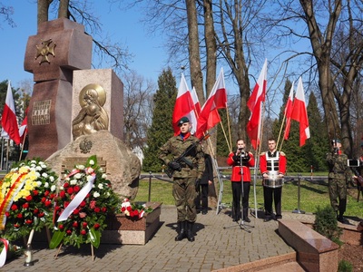 Warta honorowa przy Pomniku Katyńskim