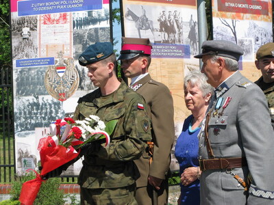 Kwiaty składa Piotr Siwicki (drugi z lewej), Prezes Związku Piłsudczyków w Białymstoku, na co dzień pracownik IPN