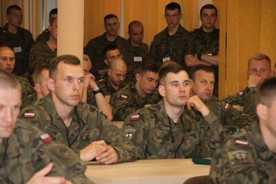 Żołnierze z 18. Białostockiego Pułku Rozpoznawczego podczas rozmowy o powojennych losach żołnierzy gen. Andersa