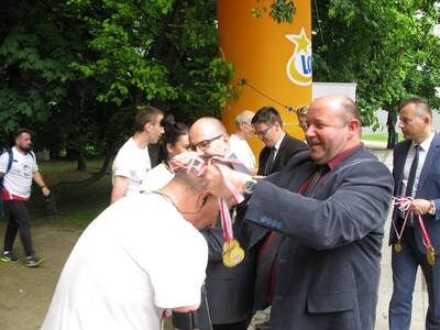 Wszyscy uczestnicy biegu otrzymywali pamiątkowe medale m.in. z rąk dyrektora białostockiego oddziału IPN dr. hab. Piotra Kardeli