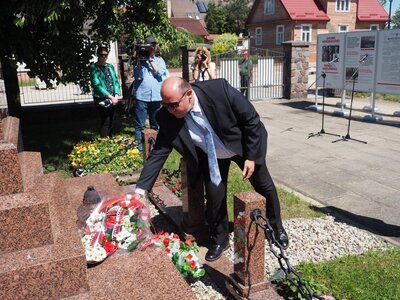 Na początku uroczystości dyrektor Kardela wraz z burmistrzem Bielawskim złożyli kwiaty przy krzyżu poświęconym Powstańcom Styczniowym