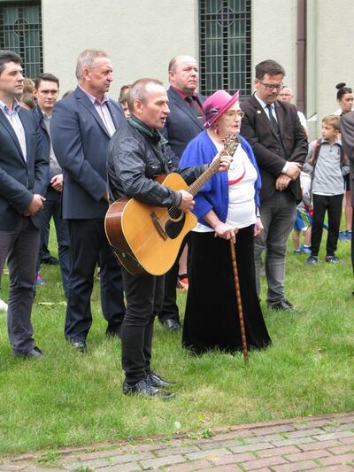 Kilka ballad wykonał Tolek Jabłoński, przyjaciel zamordowanego Kapłana