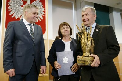 Minister Jurgiel wręcza symbol Kłos Niepodległej RP M. Walczykiewiczowi