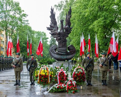 Kwiaty pod pomnikiem Polskich Sił Zbrojnych na Zachodzie przy ul. M. Skłodowskiej-Curie
