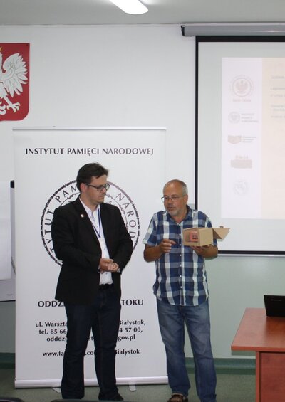 Dr Paweł Warot, naczelnik Oddziałowego Biura Edukacji Narodowej wraz z jednym ze słuchaczy