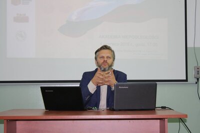 Dr Łukasz Lubicz-Łapiński podczas wykładu