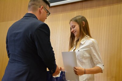 Laureatom II miejsca nagrody wręczył dr Paweł Warot Naczelnik Oddziałowego Biura Edukacji Narodowej IPN w Białymstoku