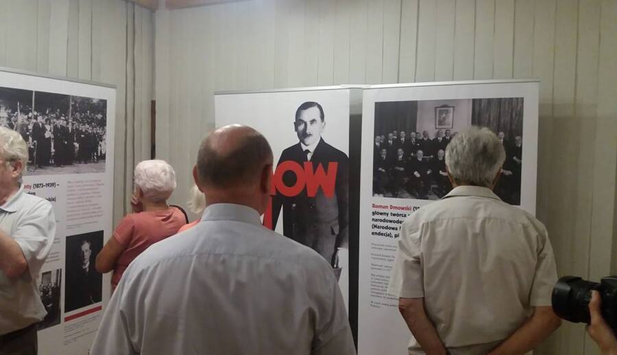 Goście zwiedzający wystawę