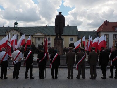 Poczty sztandarowe przy pomniku Marszałka Józefa Piłsudskiego