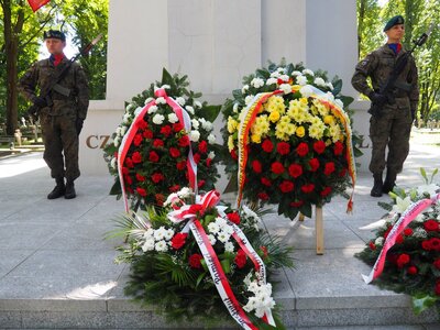 Wieniec od IPN przed pomnikiem na Cmentarzu Wojskowym w Białymstoku