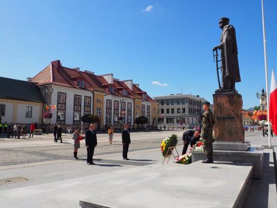 Wieniec przed pomnikiem Marszałka Józefa Piłsudskiego składa dr hab. Piotr Kardela, dyrektor Oddziału IPN w Białymstoku