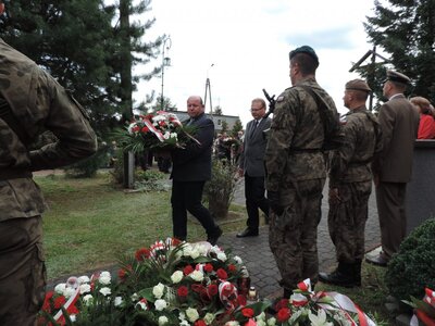 Pod pomnikiem „Inki” kwiaty złożył dyrektor białostockiego oddziału IPN dr hab. Piotr Kardela