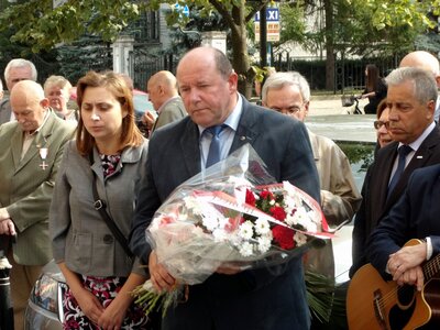 Dyrektor białostockiego oddziału IPN dr hab. Piotr Kardela złożył kwiaty pod tablicą poświęconą Ofiarom stanu wojennego