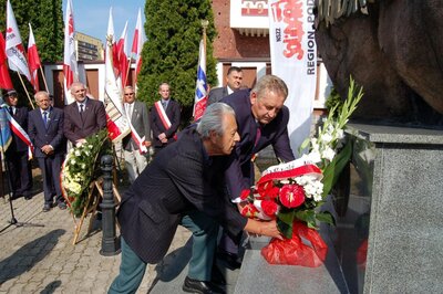 Kwiaty złożyli: Stanisław Marczuk – przewodniczący Zarządu Regionu NSZZ „Solidarność” w latach 1981–1990 oraz Józef Mozolewski - Przewodniczący Zarządu Regionu Podlaskiego NSZZ „Solidarność” od 1993 r.
