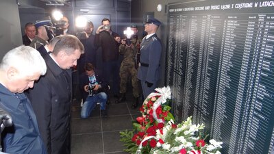 Kwiaty złożyli: minister obrony narodowej Mariusz Błaszczak oraz wojewoda podlaski Bohdan Paszkowski