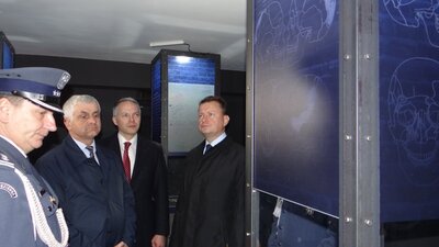 Minister obrony narodowej Mariusz Błaszczak, wojewoda podlaski Bohdan Paszkowski oraz poseł Jacek Żalek oglądają ekspozycję w podziemiach Aresztu Śledczego