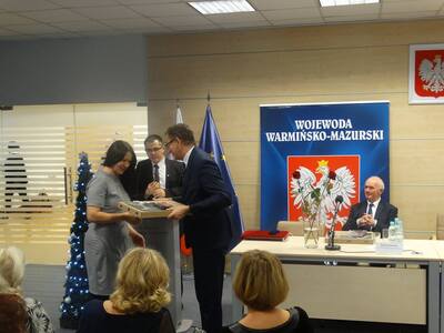 Uhonorowanie przyjaciół olsztyńskiej Delegatury IPN. Na zdjęciu Prezes IPN i Małgorzata Siergiej ze Związku Harcerstwa Rzeczypospolitej