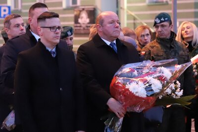 Kwiaty w imieniu Instytutu Pamięci Narodowej złożył dr hab. Piotr Kardela oraz dr Paweł Warot