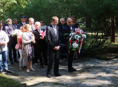 Kwiaty pod pomnikiem Ofiar Nazizmu składa delegacja Oddziału IPN w Białymstoku