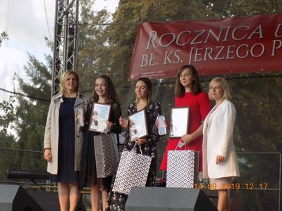 Dyplomy oraz nagrody finalistkom konkursu wręcza Urszula Gierasimiuk