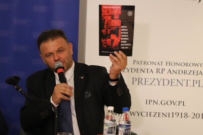 Dyrektor Adam Hlebowicz prezentuje tekę edukacyjną przygotowaną przez Oddział IPN w Białymstoku