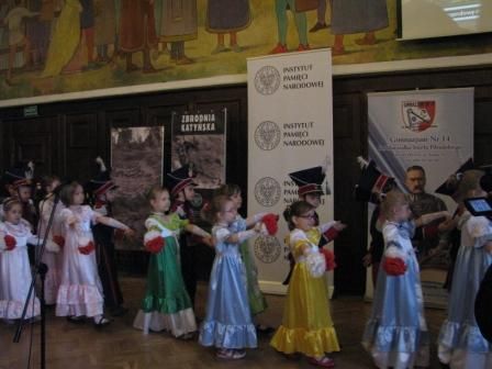 Polonez w wykonaniu przedszkolaków z Przedszkola Miejskiego nr 37 w Olsztynie