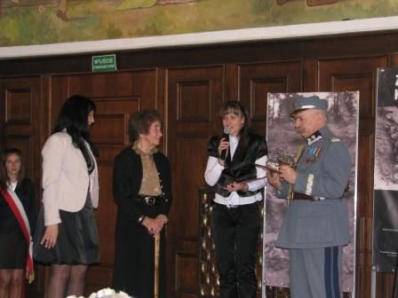 Przekazanie ziemi katyńskiej Józefowi Zyskowi (po prawej) - właścicielowi Izby Pamięci Józefa Piłsudskiego w Rogóżu oraz Brygidzie Małeć - dyrektorowi Szkoły Podstawowej w Rogóżu