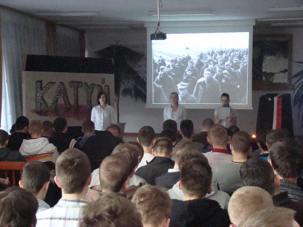 Uczennice szkoły zaprezentowały krótki program poetycko-patriotyczny