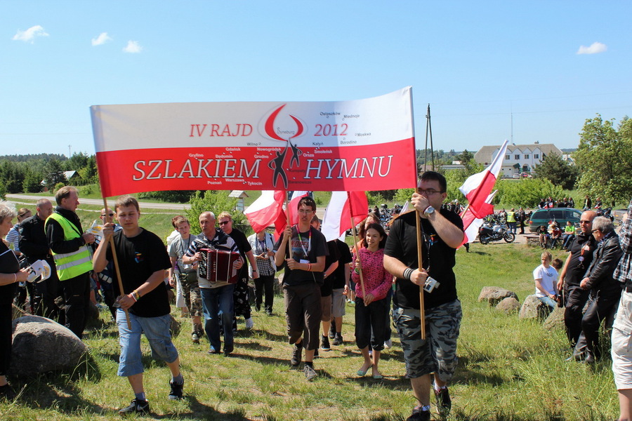 Uczestnicy rajdu na wzgórzu pod Krzyżem w Gibach