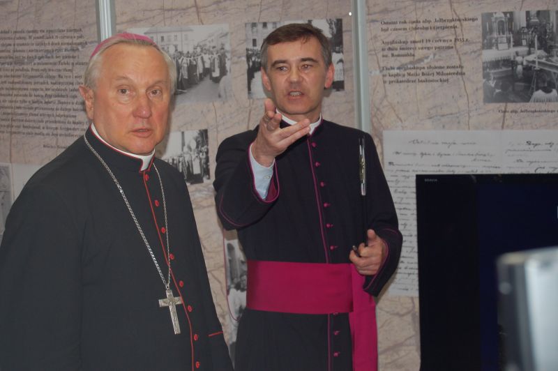 Ks. dr Tadeusz Kasabuła oprowadził po wystawie J.E. arcybiskupa Edwarda Ozorowskiego