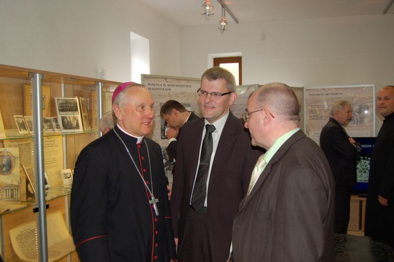 J.E. arcybiskup Edward Ozorowski w rozmowie z dyrektorem oddziału Radosławem Petermanem i naczelnikiem OBEP dr. Waldemarem Wilczewskim