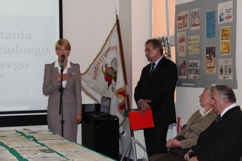 Dyrektor białostockiego oddziału IPN Barbara Bojaryn-Kazberuk w osobistym przemówieniu podziękowała odznaczonym za ich wkład w odzyskanie przez Polskę suwerenności i niepodległości