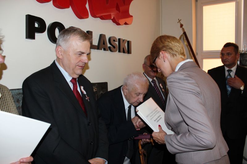 Dyrektor Oddziału IPN składa gratulacje Leopoldowi Staweckiemu