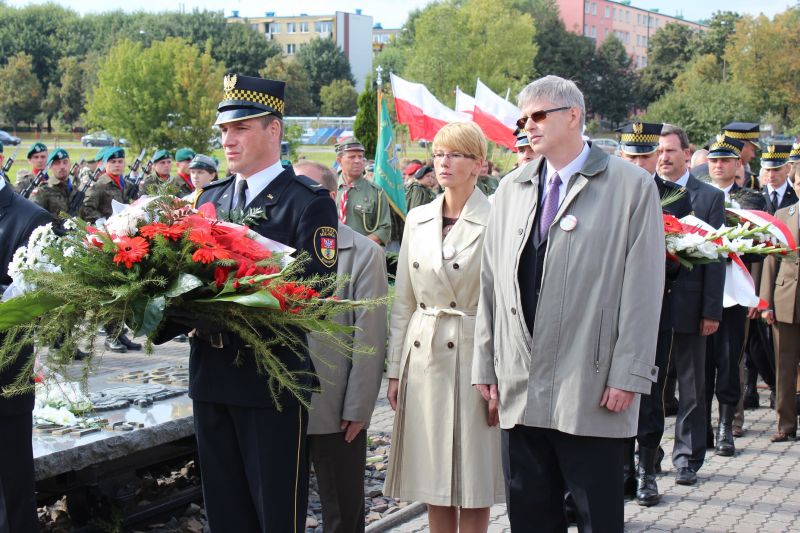 Dyrektor Oddziału IPN w Białymstoku Barbara Bojaryn-Kazberuk złożyła kwiaty na Grobie Nieznanego Sybiraka