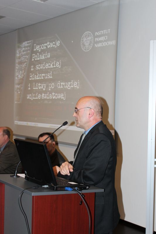 Doc. Anatolij Wielikij przybliżył możliwości wykorzystania kartotek represjonowanych z Narodowego Archiwum Republiki Białoruś jako źródła do historii powojennych deportacji Polaków