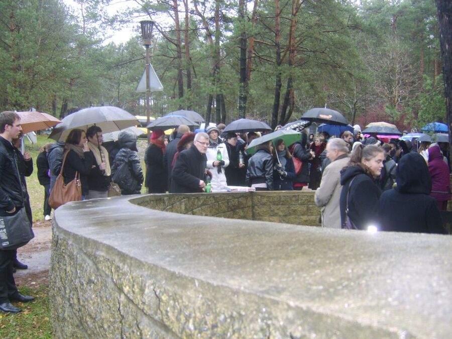 Złożenie kwiatów i zapalenie zniczy w Ponarach