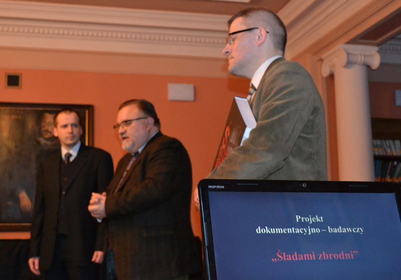 Jacek Pawłowicz (w środku) zaprezentował wyniki programu „Śladami Zbrodni