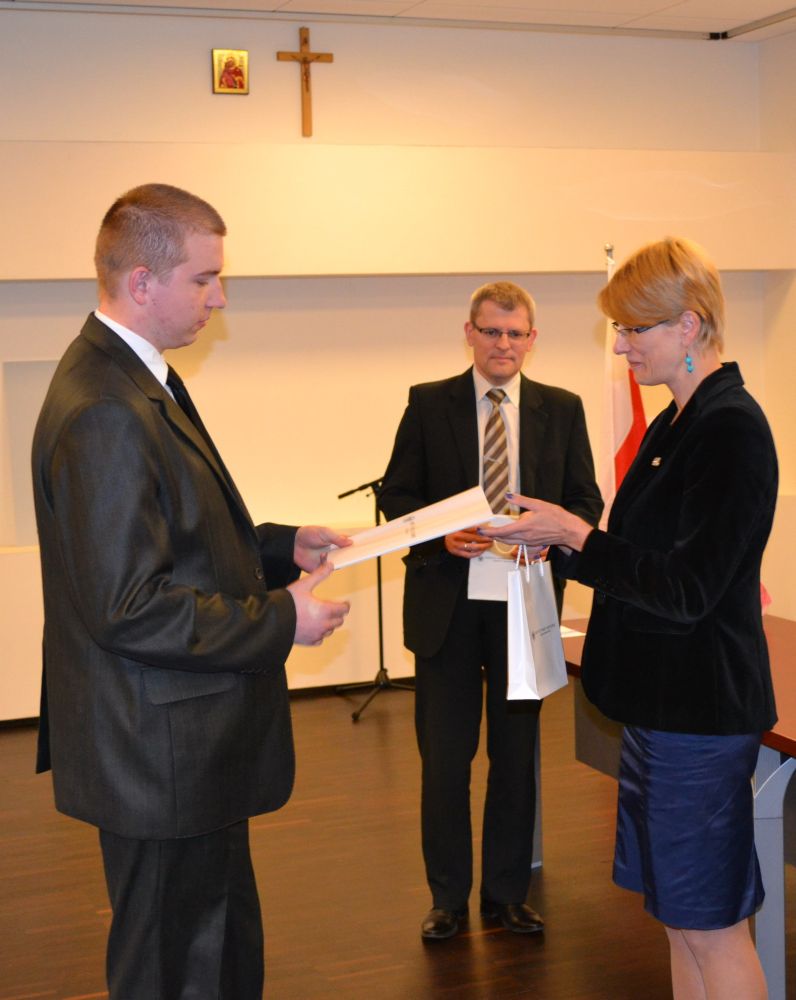 Nagrody Laureatom i finalistom konkursu wręczyła Barbara Bojaryn-Kazberuk, dyrektor Oddziału IPN w Białymstoku