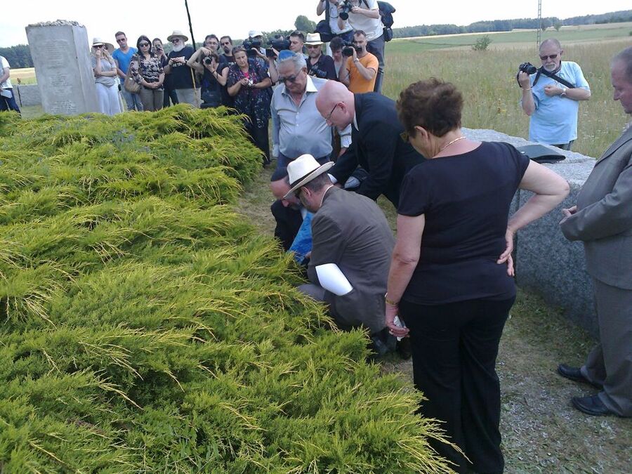 Pochówek szczątków kości w miejscu pamięci w Jedwabnem