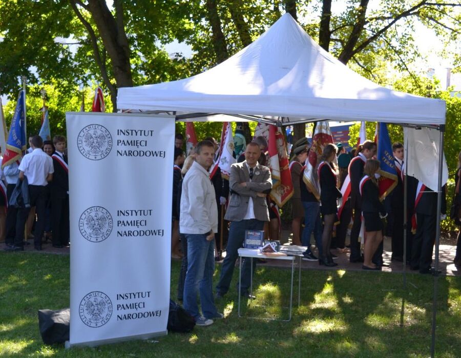 Stoisko z książkami IPN