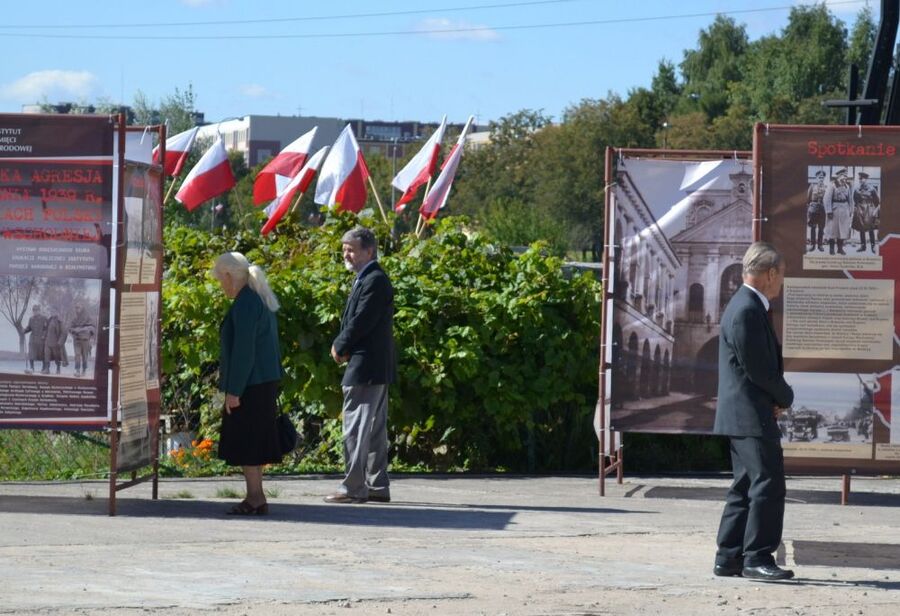 Wystawa OBEP przed kościołem pw. Ducha Świętego